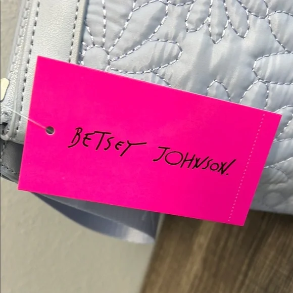 Betsey Johnson Sky Blue Daisy Quilted Cosmetic Bag 🩵 💄 - Picture 2 of 10